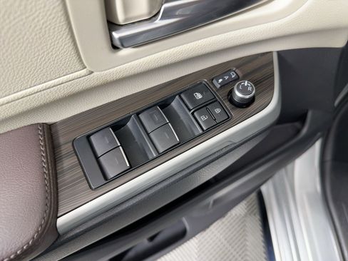 Used 2023 Toyota Sienna Platinum image 11