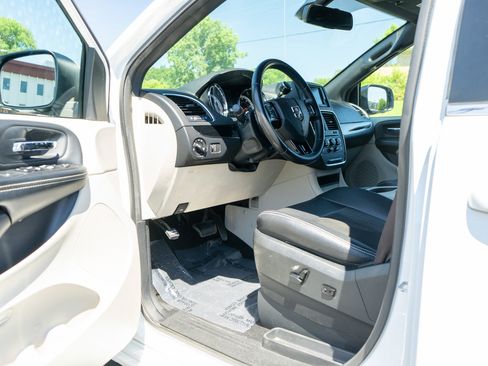 Used 2019 Dodge Grand Caravan SXT FWD image 14
