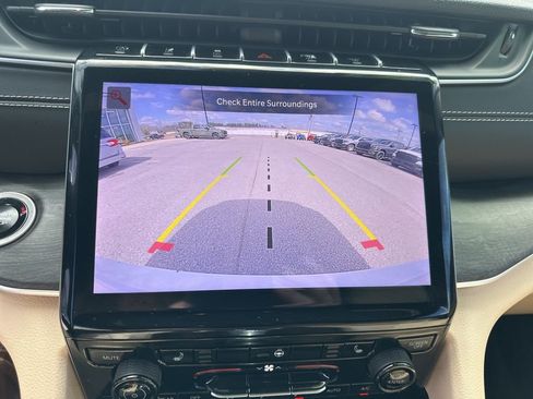 Used 2024 Jeep Grand Cherokee Limited RWD image 18