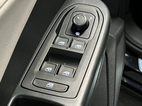 New 2025 Volkswagen Taos SE image 17