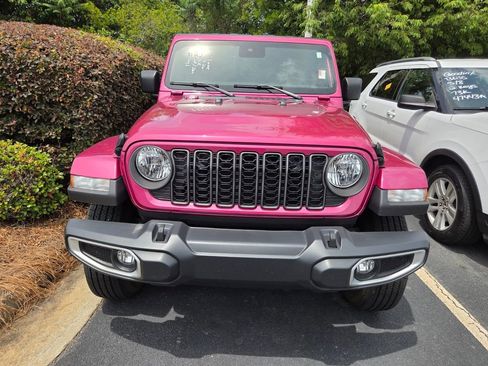 Used 2024 Jeep Gladiator Sport AWD/4WD image 2
