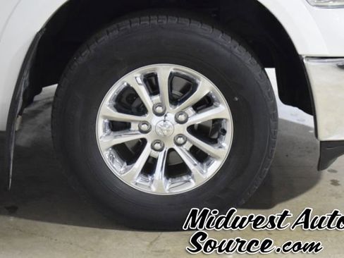 Used 2018 RAM 1500 SLT image 10