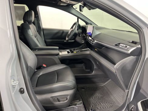 Used 2025 Toyota Sienna XLE Woodland Edition image 8