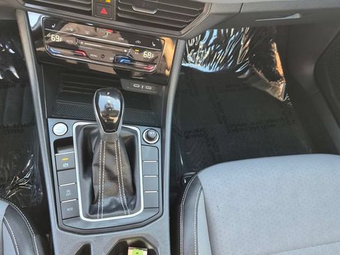 Used 2025 Volkswagen Jetta SE w/ Sunroof Package FWD image 18