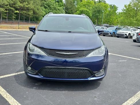 Used 2018 Chrysler Pacifica Limited w/ S Appearance Package FWD image 2