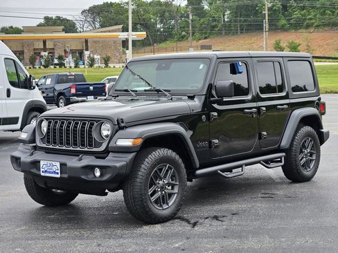 Used 2025 Jeep Wrangler Unlimited Sport AWD/4WD image 3