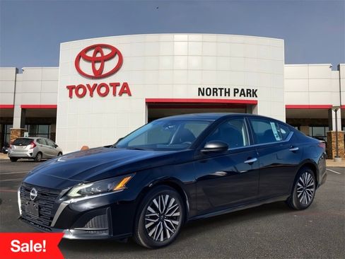 Used 2024 Nissan Altima 2.5 SV image 1