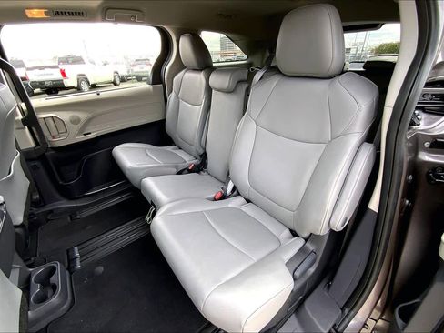 Used 2024 Toyota Sienna XLE image 19