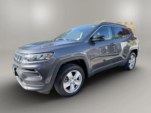 Used 2022 Jeep Compass Latitude w/ Convenience Group AWD/4WD image 3