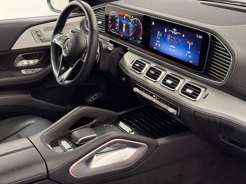 Used 2025 Mercedes-Benz GLS 450 4MATIC image 10