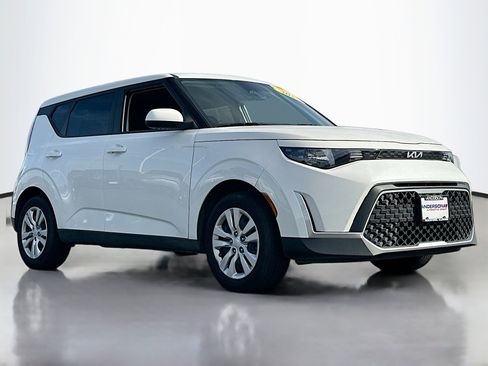 Used 2023 Kia Soul LX image 1