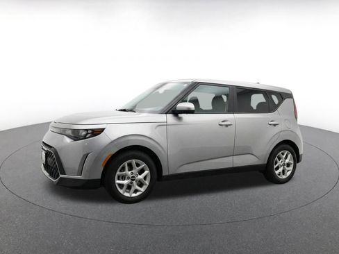 Used 2025 Kia Soul LX w/ LX Technology Package FWD image 3