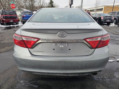 Used 2016 Toyota Camry SE image 9