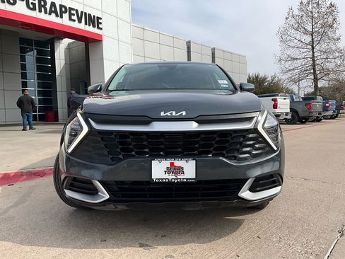 Used 2025 Kia Sportage LX image 3