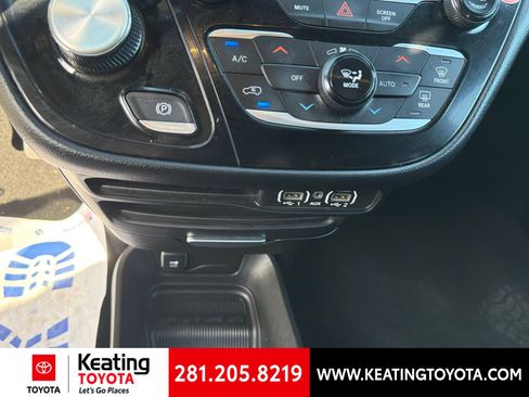 Used 2025 Chrysler Pacifica Select FWD image 18