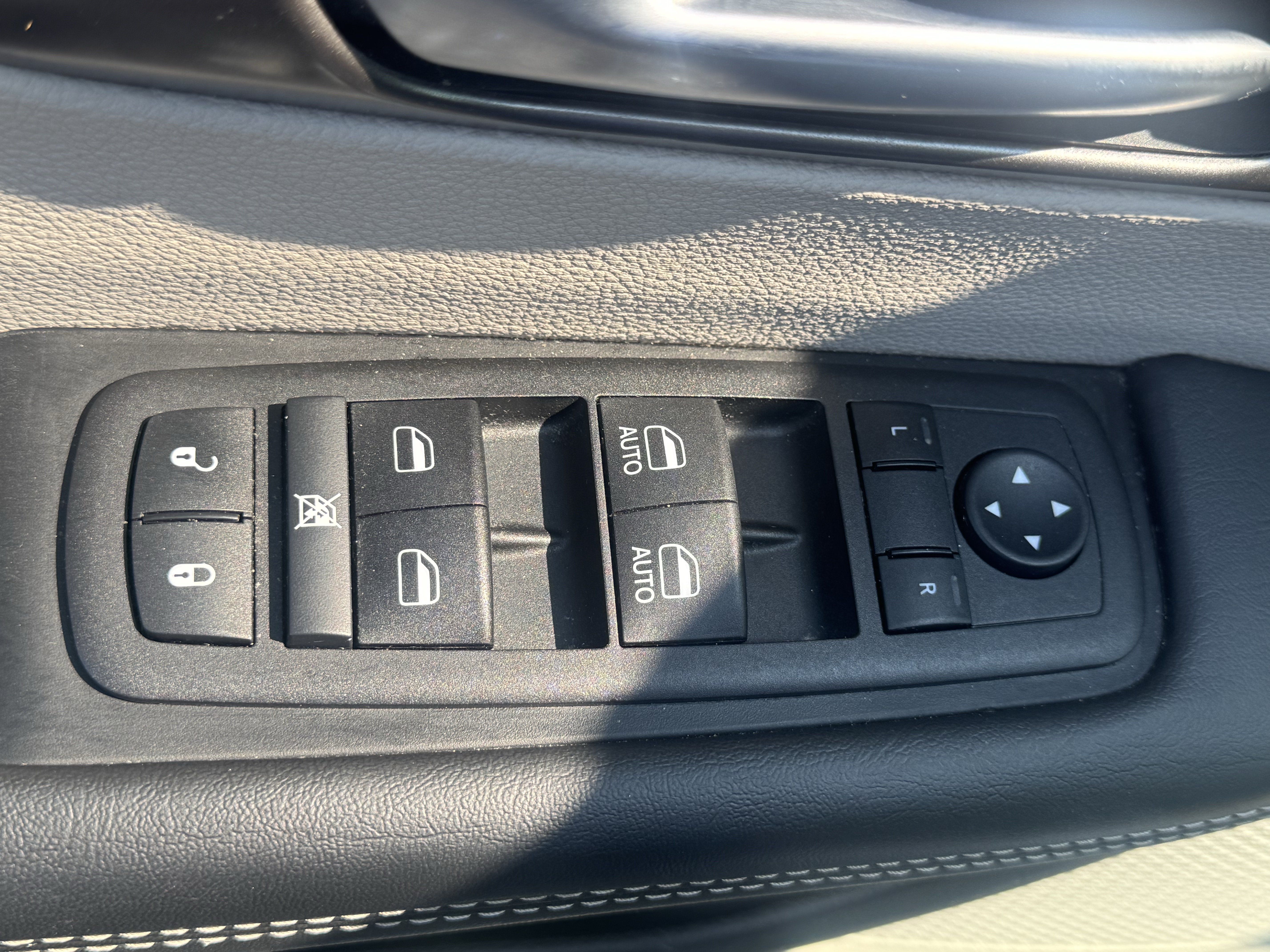 Used 2024 Chrysler Pacifica Touring-L FWD image 17