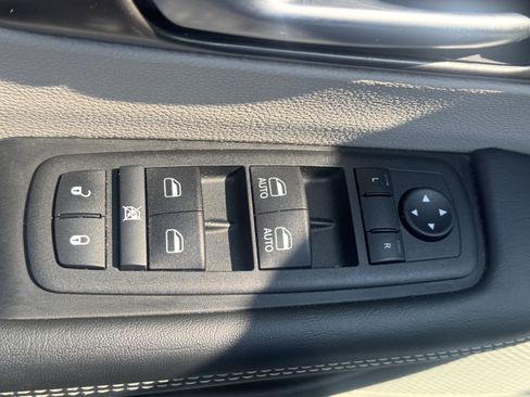 Used 2024 Chrysler Pacifica Touring-L FWD image 17