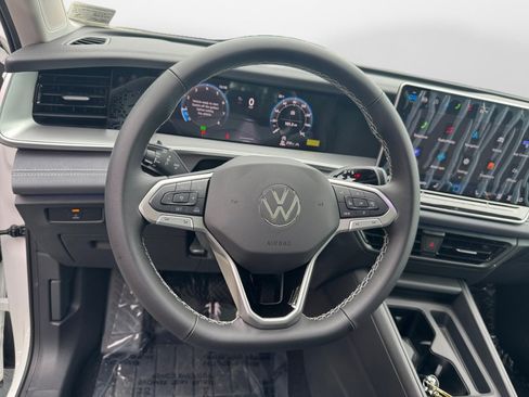 New 2025 Volkswagen Tiguan SE image 10