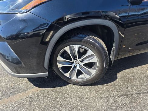 Used 2023 Toyota Highlander XLE image 2