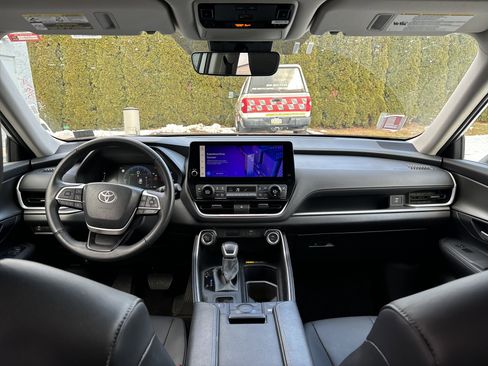 Used 2025 Toyota Grand Highlander AWD image 16