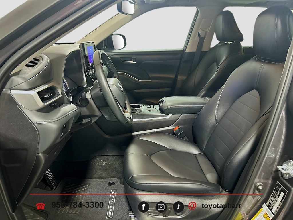 Used 2025 Toyota Highlander XLE FWD image 19
