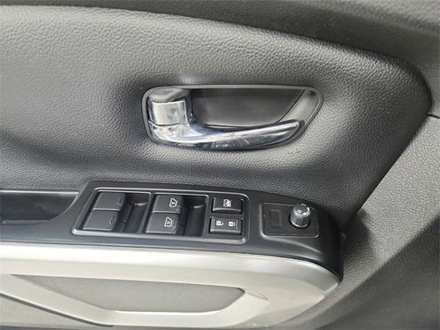 Used 2019 Nissan Titan SV w/ SV Convenience Package image 30