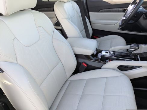 Used 2024 Kia Telluride EX w/ EX Captain's Chair Package image 11