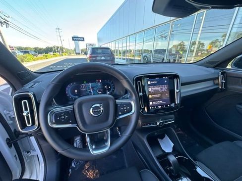 Certified 2025 Volvo XC40 B5 Plus AWD/4WD image 20