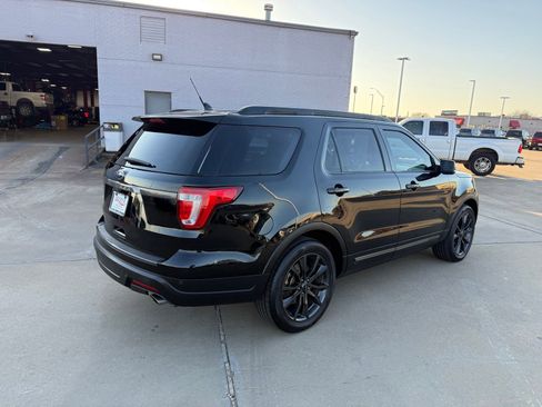 Used 2018 Ford Explorer XLT w/ Equipment Group 202A image 5