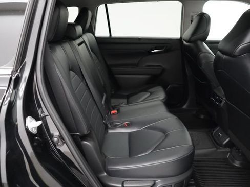 Used 2024 Toyota Highlander XLE AWD/4WD image 56