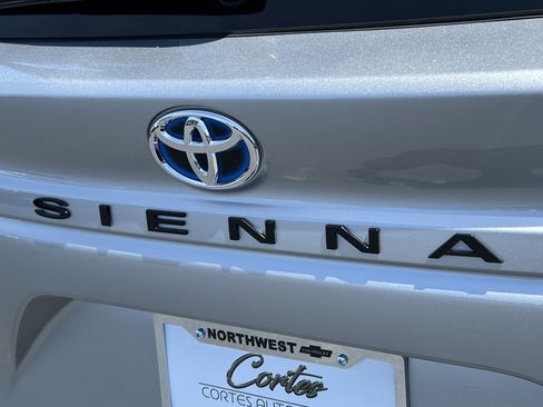 Used 2025 Toyota Sienna XSE AWD/4WD image 8