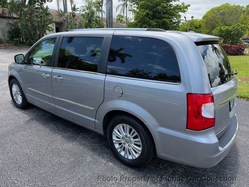 Used 2013 Chrysler Town & Country Limited w/ Luxury Group FWD image 3