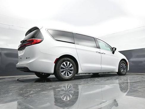 Used 2024 Chrysler Pacifica Limited FWD image 45