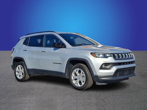 Used 2024 Jeep Compass Latitude image 3