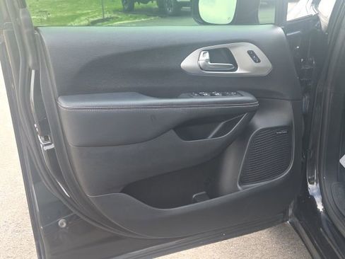 Used 2023 Chrysler Pacifica Limited w/ Uconnect Theater Family Group image 30