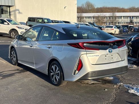 Used 2017 Toyota Prius Prime Premium image 3
