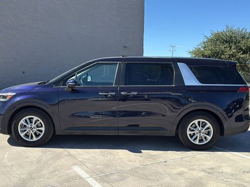 Used 2024 Kia Carnival LX image 2