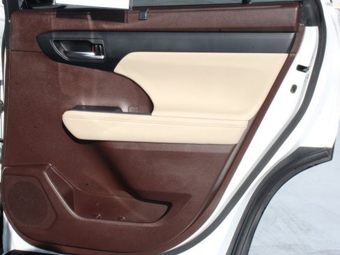 Certified 2022 Toyota Highlander XLE image 19