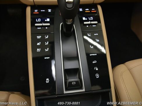 Used 2023 Porsche Macan AWD/4WD image 32
