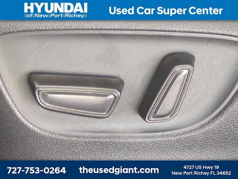 Used 2023 Toyota Highlander LE FWD image 23
