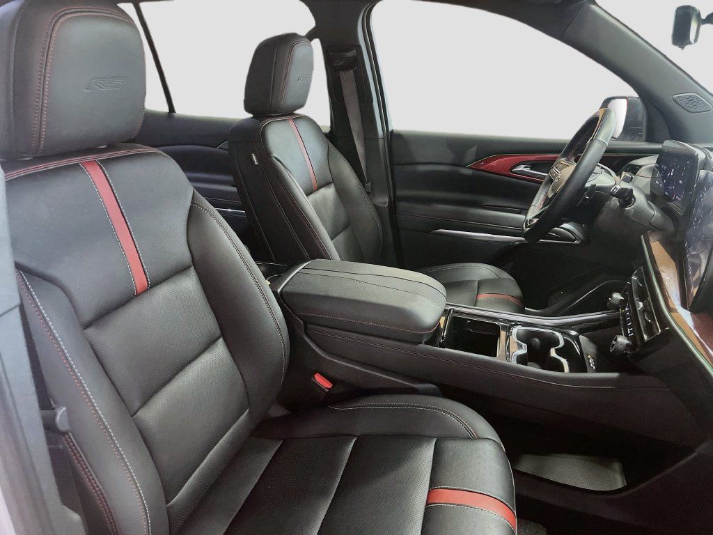 Used 2025 Chevrolet Traverse RS w/ LPO, Floor Liner Package AWD/4WD image 31