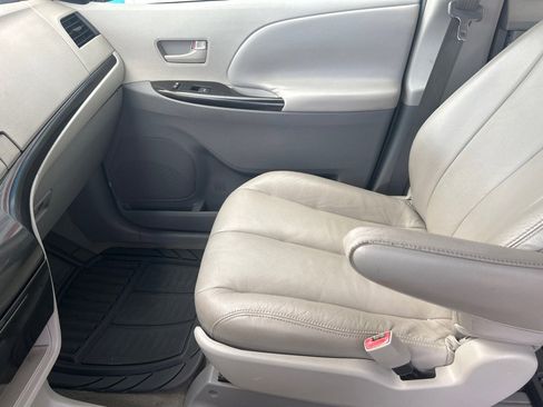 Used 2011 Toyota Sienna FWD image 10
