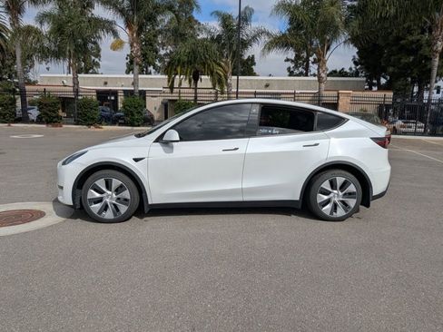 Used 2021 Tesla Model Y Long Range image 9
