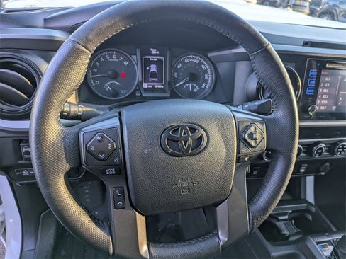 Used 2017 Toyota Tacoma TRD Sport image 17