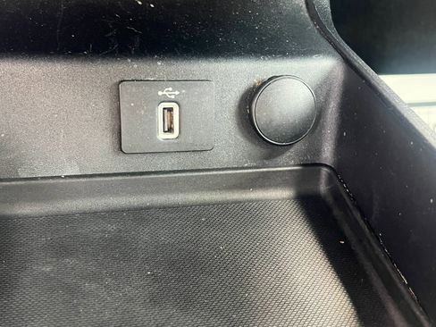 Used 2017 Ford Fusion SE w/ Fusion SE Technology Package FWD image 16