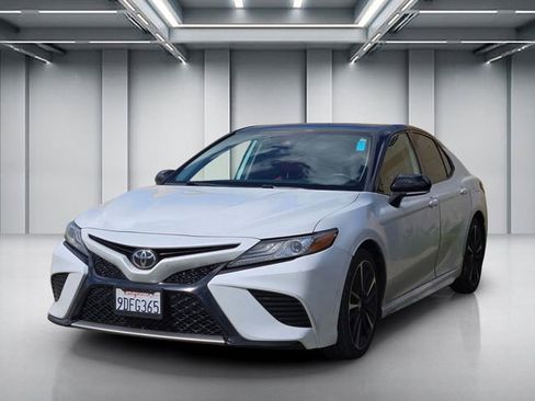 Used 2019 Toyota Camry XSE image 3