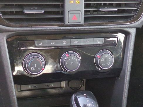 Used 2023 Volkswagen Taos SE image 32