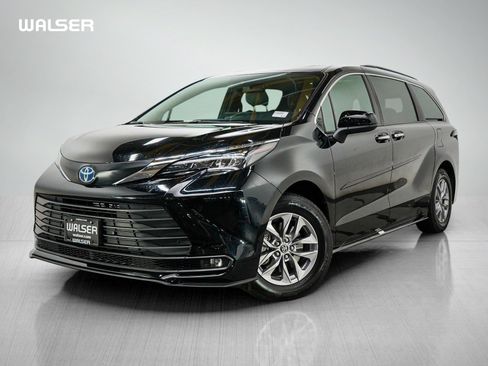 Used 2025 Toyota Sienna XLE w/ XLE Plus Package AWD/4WD image 1