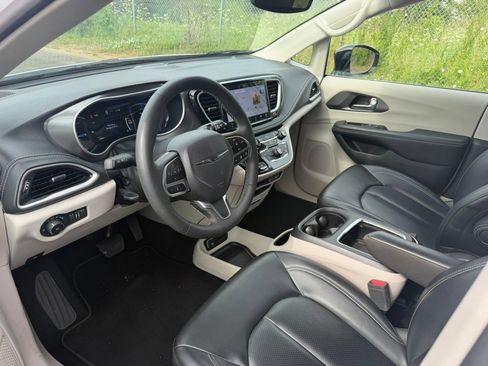 Used 2024 Chrysler Pacifica Limited FWD image 11