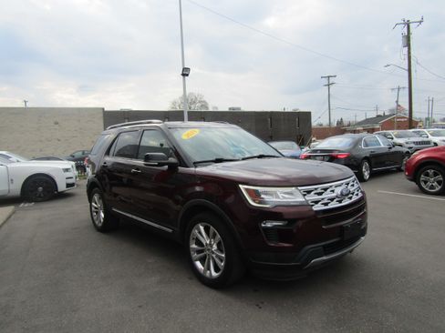 Used 2018 Ford Explorer XLT w/ Equipment Group 202A image 4